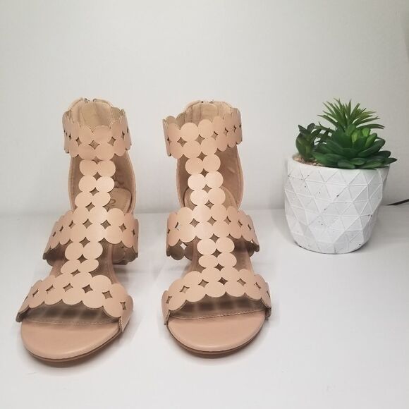 Yoki Scalloped t-strap sandal - Picture 3 of 6